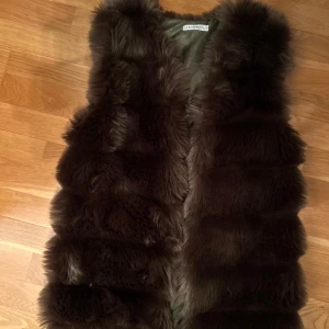 Pälsväst  - Säljer nu min pälsväst som jag använt fåtal gånger, den är i nyskick. Det är storlek M/L men skulle säga att den passar storlek s också! Den är mörkgrön men syns ej i ljuset. Skriv för fler bilder 💕