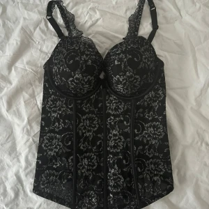 Korsett - Säljer denna svarta korsett med glitterdetaljer, passar perfekt nu till halloween. Storlek 70B. Nypris 399kr. Postar samma dag. Har du någon fråga är det bara att höra av dig🫶🏻