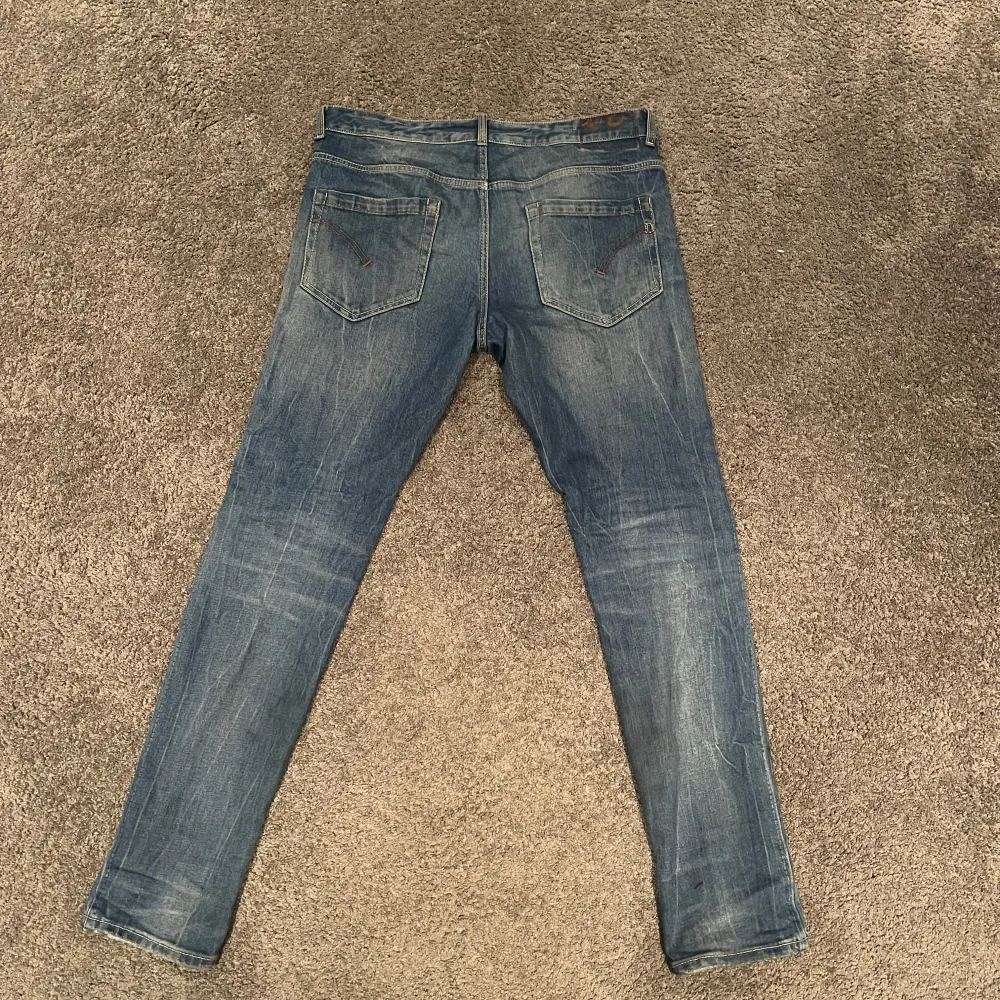 Säljer nu mina dondup jeans i storlek w34 men dom passar mera som w33 själv är jag 185 och dom sitter perfekt i längden och dom sitter slim.Hör av er vid mer frågor. Jeans & Byxor.