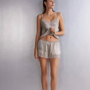 Intimissimi siden pyjamas  - 100% siden, matchande shorts o linne med spets helt ouppackat, nypris 1028kr. Bianca Ingrosso brukar bära 💗 Säljes för har två likadana. Slutsålt  Färg: Nude - 651i - Puderbeige