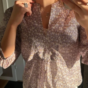 Söt topp från Lindex - Toppen är i stl.xs, fint skick men kommer ej till användning tillräckligt. Hör av dig vid minsta fundering!💞