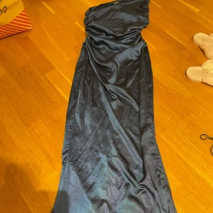 Mörkblå balklänning - Säljer min balklänning! Den är i storlek 36 och jag är 166 och den går nedanför mina fötter, även med klackar🤞🏻🤗