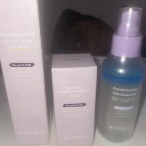 Budgie skönhetspaket  - En face oil från budgie bra för torr och irriterad hud 30ml. En face serum mist från budgie som mjukar upp huden och skyddar den 100 ml. En deep cleansing face clay ansiktsmask som är bra för att rengöra och få bort porer 60 ml. Alla är helt ny