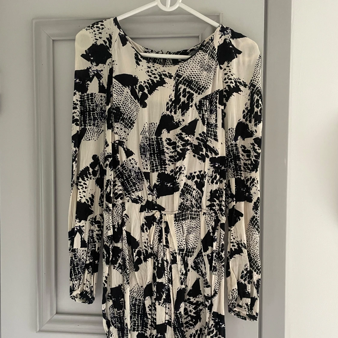 Svartvit mönstrad klänning från BikBok