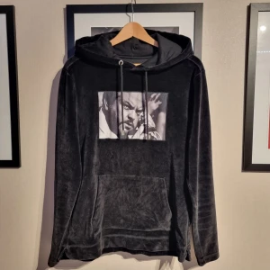 Limitato hoodie - Sjukt go limitatohoodie i plysch i strl S/M. Modellen är 183 och väger ca 67. Storleken endast uppskattning då det ej står i den. Men passar perfekt på en s/m 😊 Vid frågor eller fler bilder är det bara att skriva//Kba_Closet 