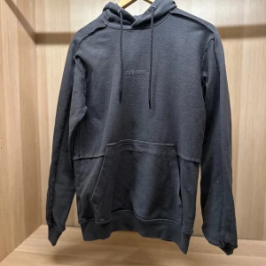 Adidas Hoodie - Säljer min mörk grå adidas hoddie eftersom jag knappt använt den sedan jag fick den. Den har en unik och cool design. Nypris är 899kr mitt pris 599kr