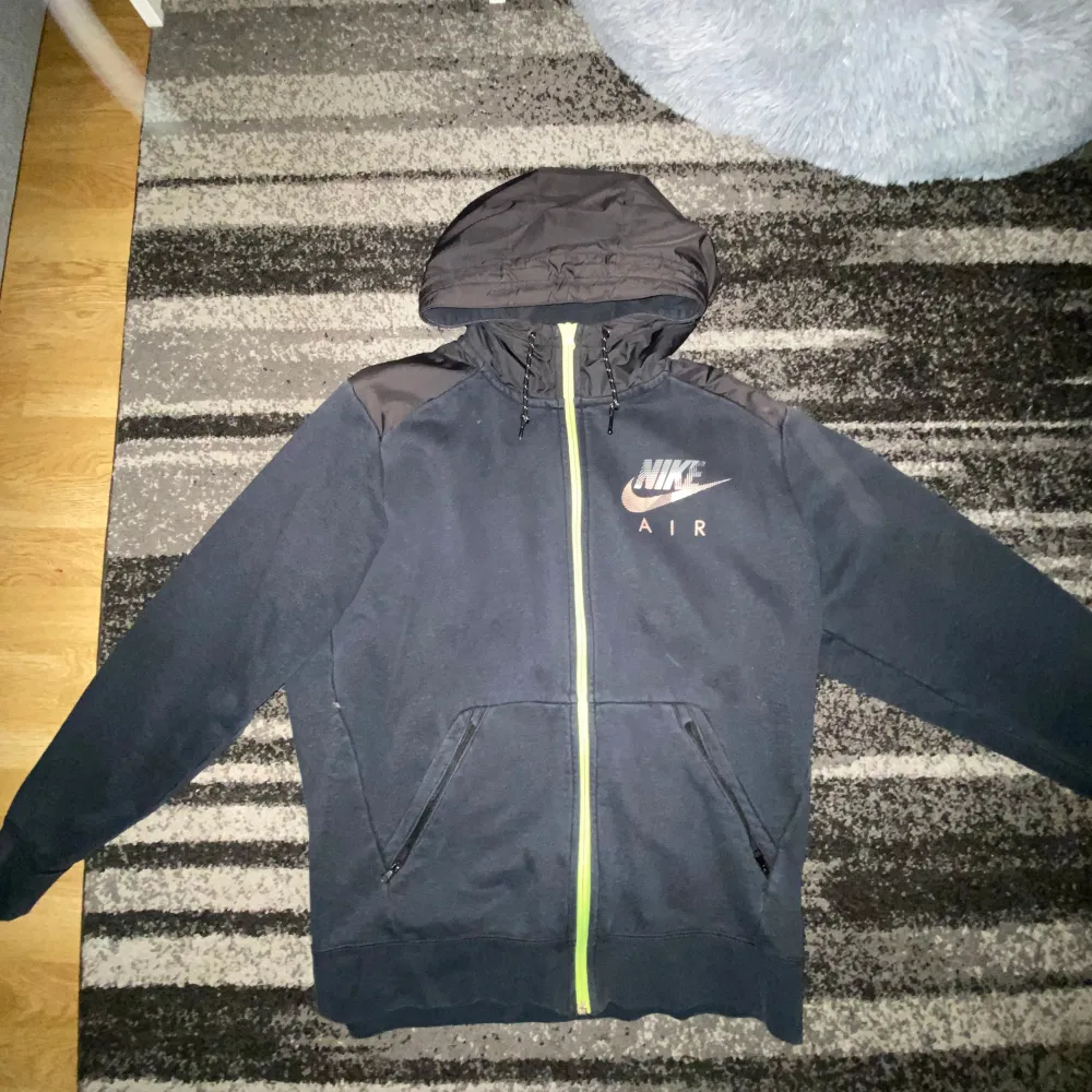 Säljer nu denna lite äldre Nike tröja som inte kommit till användning pga att den är för stor. Hoodies.