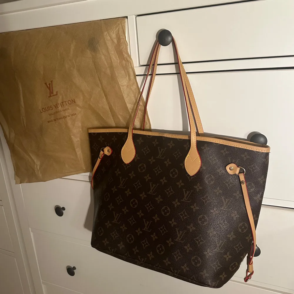 Neverfull MM monogram modellen i färgen beige. Kommer med dustbag. Rensar min garderob därför säljer jag arnas superfin och i mycket bra skick med inga defekter. Har inte kvitto då de va en present! 28 x 14 x 31 cm. Bara seriösa skriv.. Väskor.