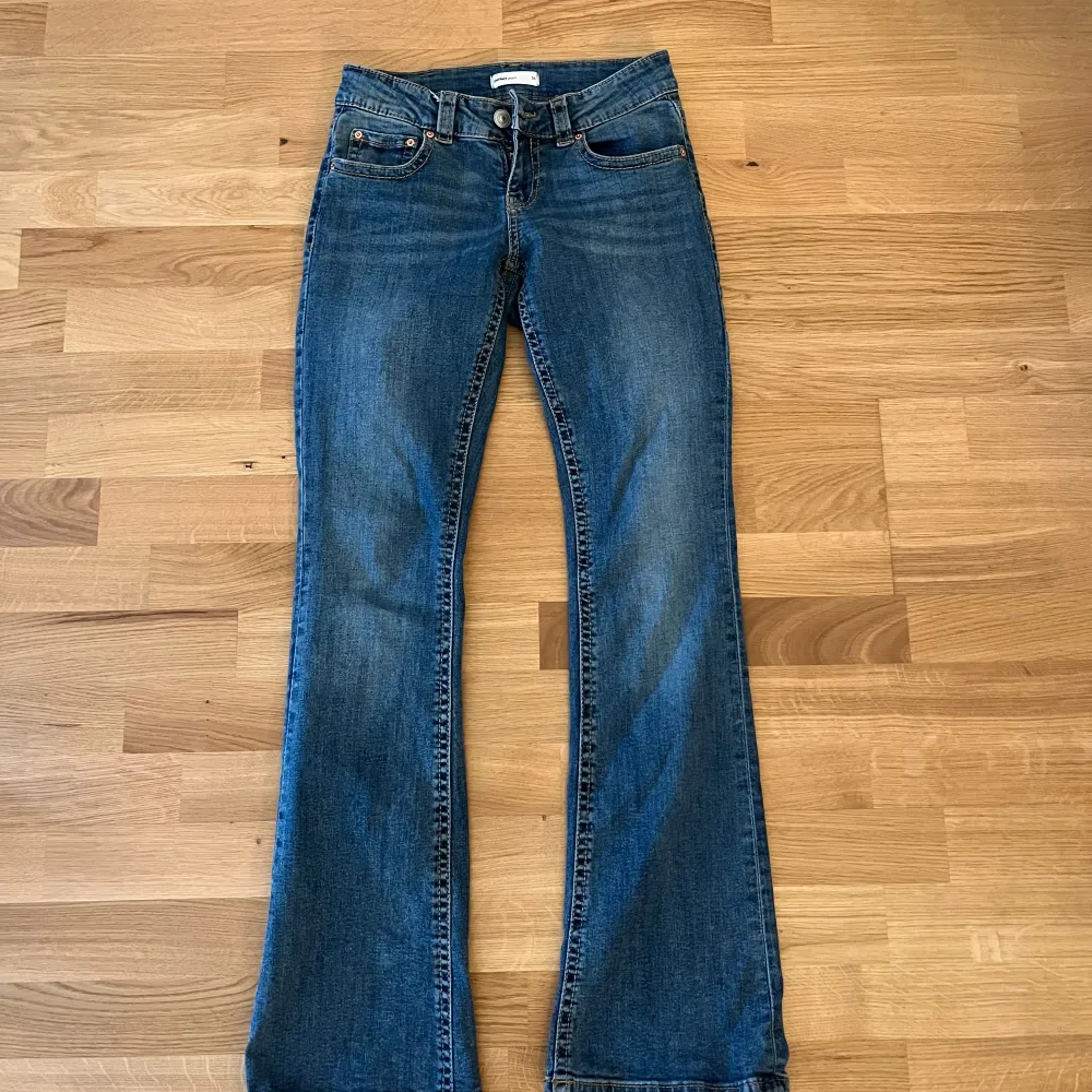 Skit snygga jeans som är helt nya utan prislapp, säljer pågrund av att de inte sitter perfekt på mig - original pris 499kr säljs för 299kr men priset kan diskuteras!!. Jeans & Byxor.