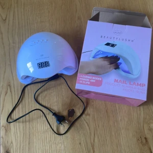 Uv-lampa - Nästan nu har bara använts någon gång. Den är köpt från dealproffsen för 299 kr. Jag säljer den för att jag har en annan som jag använder mer.