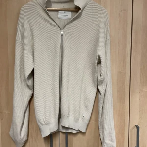Beige stickad tröja - Säljer en snygg beige stickad tröja från Jack & Jones i storlek XS / S. Den är i nyskick och är perfekt för kyliga dagar! 
