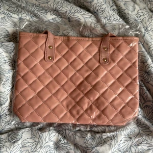 Väska medelstor beige  - Ej märkes väska .medelstor beige