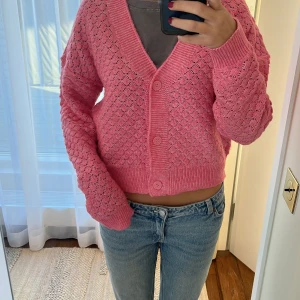 Rosa stickad kofta - Superfin och mysig rosa kofta