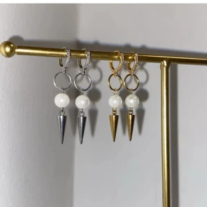 Örhängen  - Jättefina örhängen i rostfritt stål 💓Modell ”Grace” finns i både guld och silver 