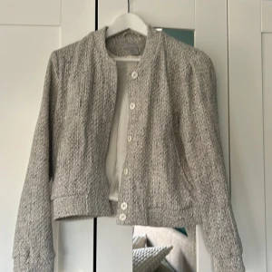 Preppy cardigan/jacka - Knappt använd, väldigt fint skick. Perfekt för en preppy Sunday brunch eller likande.