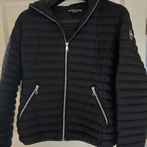 Colmarjacka - Nypris 3990. Köpt för ett år sedan och använd tre gånger, var inte min stil. Storlek 46, men skulle uppskatta det till en stor medium, 38. USA 10. Nyskick, inga defekter