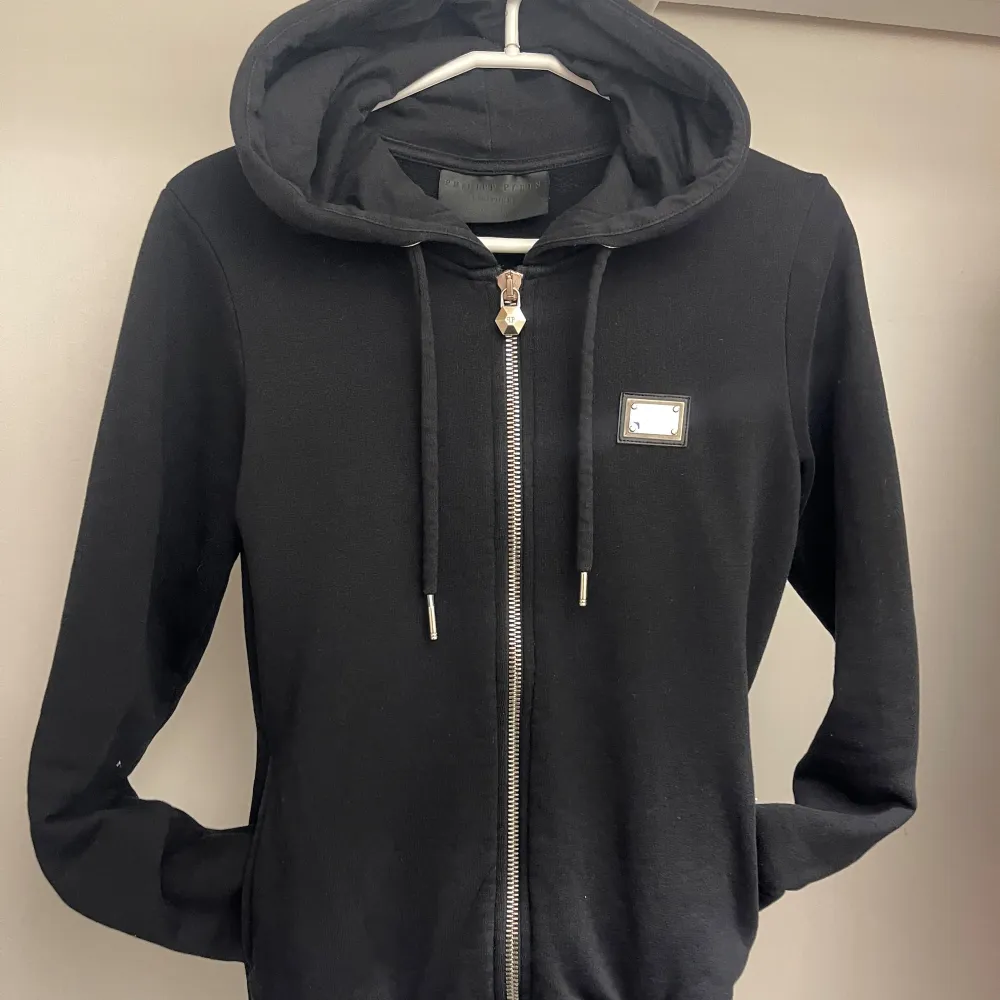 Dam zip hoodie i storlek S  Använd men väl omhändertagen och handtvättad  Tröjan är beställd på hemsidan och papper finns på den, tagsen från tröjan finns också kvar, nypris ca 3000kr. Hoodies.