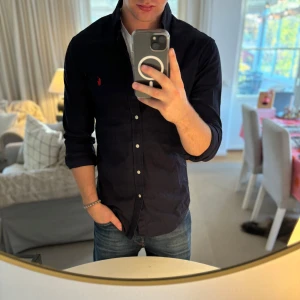 Ralph Luren skjorta - Hej säljer nu min fina Ralph Lauren skjorta i storlek M. Den är i nyskick och kommer vara otroligt snygg i höst/vinter. Nypris cirka 1500kr! Vi kommer att sälja liknande produkter nu närmare vinter så glöm inte följa profilen!🌊🍾