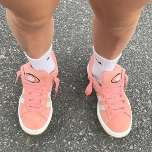 Adidas campus rosa - Storlek 38  Bra skick, knappt använda Köpare står för frakten Ordinarie pris 1075kr 