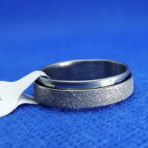 Ring st 22 - Ring stainless steel storlek 22 oanvänd. ✨️Titta igenom alla mina upplagda och köp fler saker i bundle för att spara på frakten och få allt du köpt i ett och samma paket✨️