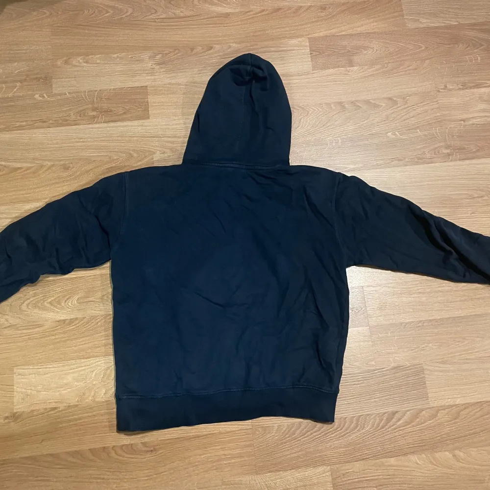 Säljer min mörkblåa Studio Total hoodie, storlek M. Använd en del gånger, lite blekt på näst sista bilden samt en fläck på sista (som går bort i tvätten).. Hoodies.