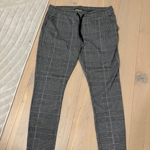 Fina byxor från NewPortBay - Storlek 34. Använda ca 5 gånger, väldigt fint skick på dem och mycket bekväma att ha på sig. 