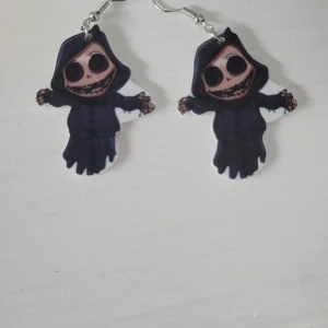  Helt nya Svarta dödskalleörhängen - Coola örhängen med dödskallemotiv i svart och vitt. De har en unik design med en söt och lite läskig stil, perfekt för Halloween eller andra temafester. Tillverkade i ett lätt material som gör dem bekväma att bära hela dagen. Ett måste för dig som gillar att sticka ut!