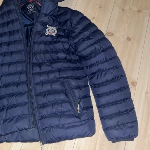 Polo club jacka  - Vid frågor så är det bara att höra av sig.