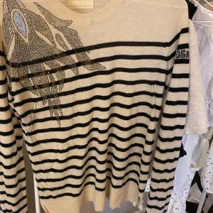 Zadig tröja i kashmir  - Jätte fin tröja från Zadig & Voltaire med stenar i 100% Kashmir ull. Nypris 3000kr. Tre mindre hål, därav priset