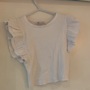 Vit t-shirt  - Denna har tyvärr blivit för liten och köpt på Zara. Liten fläck men annars inga besvär. Är s men passar någon som är mindre! 