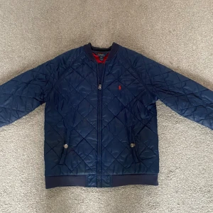 Ralph lauren dunnjacka  - Säljer en schysta Polo ralph lauren dunnjacka som fungera skit bra på både hösten och våren. Skicket är 7/10 men den är fortfarande mycket snygg