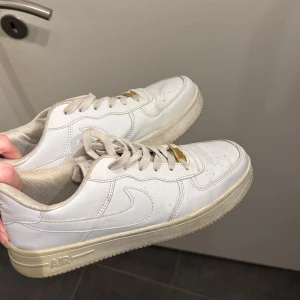 Nike air force  - Nike air force, storlek 41 men små i storleken så skulle säga att de passar 40. Ej riktiga. Endast använda på min student.