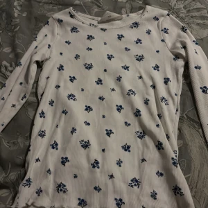 Långärmad Blom tröja - Fint skick, använd endast några gånger, 