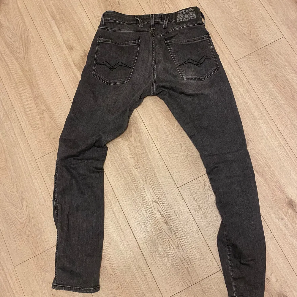 Replay Anbass W29/L30 slim fit- svart/mörkgrå. Orginal pris 1100, sitter väldigt bra. Tar emot prisförslag . Jeans & Byxor.