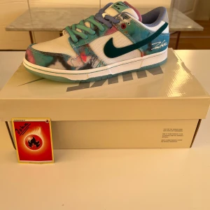 Nike dunks Futura  - Futura dunks sb, trendiga skor för alla stilar, perfekt vardagssko med ett coolt mönster och en bred färgvariation. Kvitto från junkyard finns!