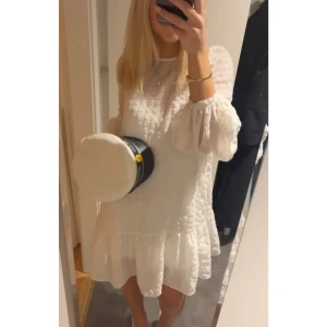 Studentklänning långärmand 36 - Sparsamt använd! Supersnygg! 💛 Knytning i nacken! Se tiktok: @studentklänningar  för videos på klänningen!!💕