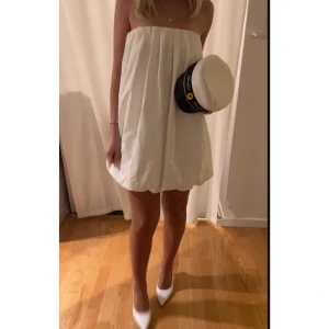 Studentklänning Off-shoulder XS-S - Klänningen har inga defekter men saknar tillhörande axelband! Klänningen sitter uppe med hjälp av inbygda resorband!! Storlek XS men passar mig som vanligtvis är en S!! (Är 163 lång)  Se tiktok: @studentklänningar  för videos på klänningen!!💕