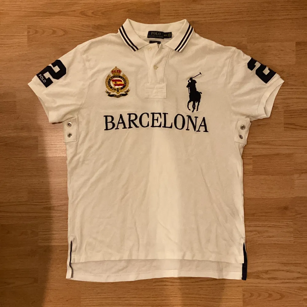 !skicka bud för snabb affär! Tvärfet Ralph Lauren Barcelona piké, storlek M. Jätte bra skick och väldigt sällsynt. Skriv om ni undrar någonting 📲. T-shirts.