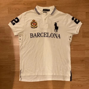 Ralph Lauren Barcelona Polo / Pike  - !skicka bud för snabb affär! Tvärfet Ralph Lauren Barcelona piké, storlek M. Jätte bra skick och väldigt sällsynt. Skriv om ni undrar någonting 📲