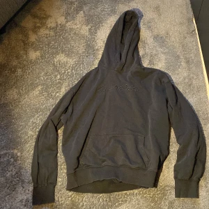 Sweet skateboard hoodie - Tja, säljer den här eftersom den är förliten. Hoodien är i nyskick förutom att den saknar snören.