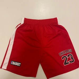 Chicago bulls shorts - Riktigt feta Chicago bulls shorts som aldrig använts så de är i perfekt skick, skriv vid minsta fråga eller fundering🔥👍