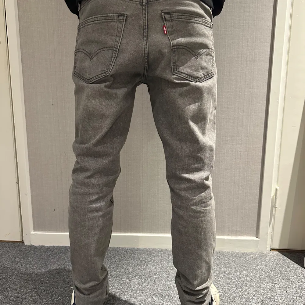 Säljer mina levis 511 köpta i mars. Skick 8/10 inga defekter bara använda. Nypris=800kr  Modellen är 178 och väger 61 Str W= 30 L=32. Pris kan diskuteras . Jeans & Byxor.