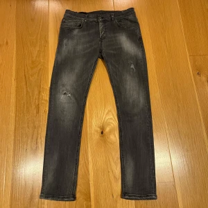 Dondup mius jeans - Tja!  Säljer ett par dondup jeans i modell mius slim fit. Jeansen är i bra skick! Storlek 33.  Tveka inte att höra av dig!