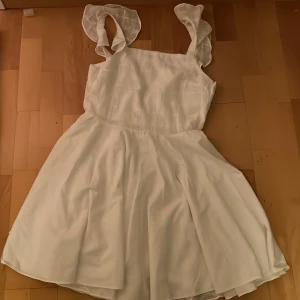 RALPH LAUREN KLÄNING - En jätte fin kläning från Ralph lauren endast använd en gång, Passar perfekt för student elle likande ! Frakten ingår inte i priset! PRISET GÅR ATT DISKUTERA!!