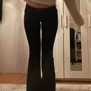 Lågmidjade jeans - Supersnygga svarta lågmidjade jeans från Only!! Säljer pga att de är för små. I storlek 26/34 och jag är ca 175 cm lång💕 pris går att diskutera😊