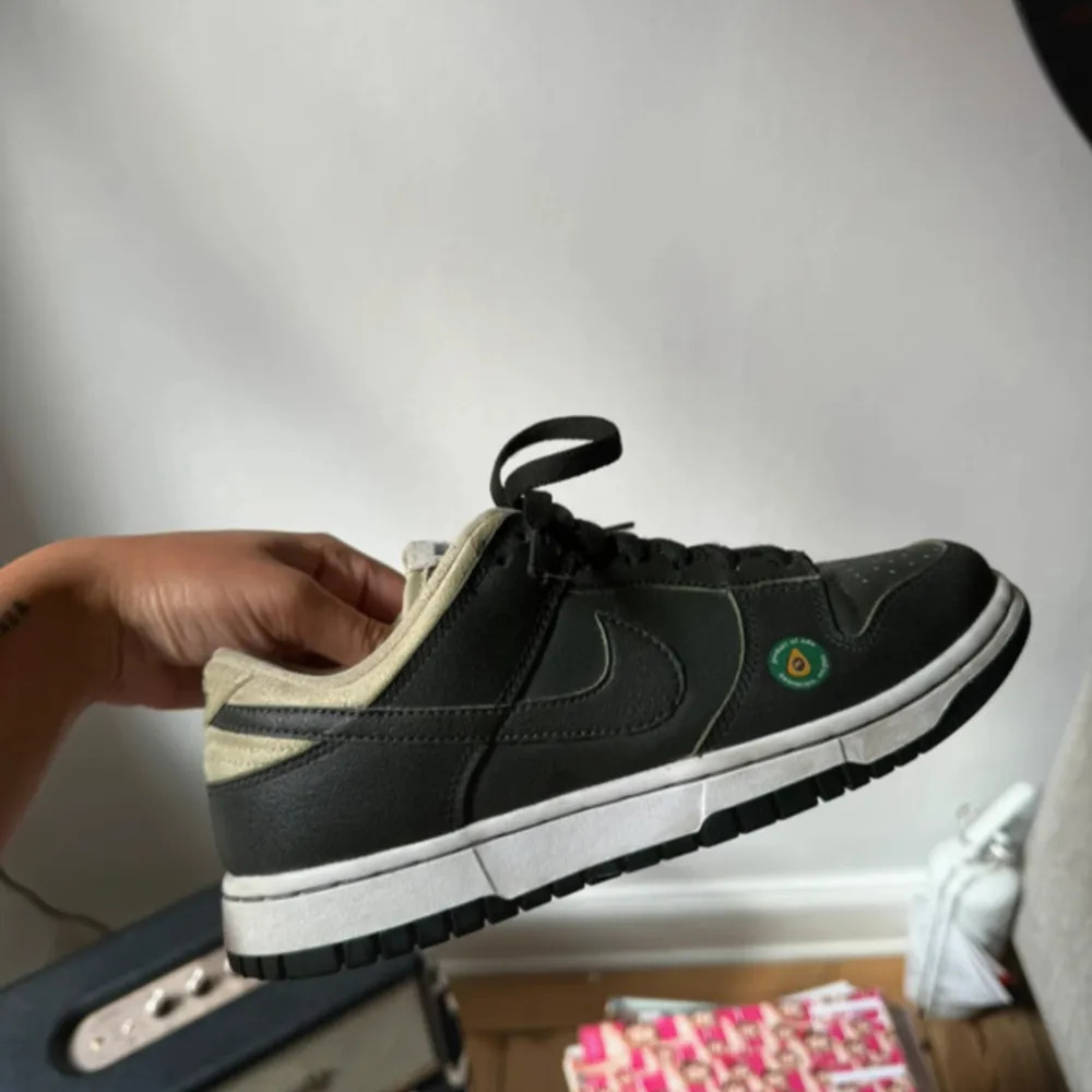 Säljer mina coola Nike Dunk Avocado i storlek 38. nypris över 2500kr 🥑💚. Skor.