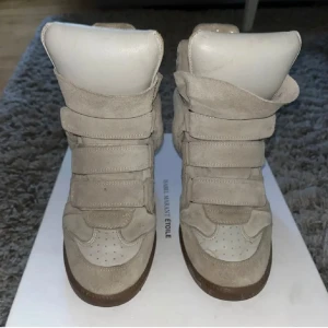 Isabel marant skor - Jätte snygga beiga isabel marant skor i storlek 36. Dom är i fint skick och använda fåtal gånger💕