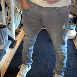 Ett par riktigt feta gråa jeans knappt använda 33/32