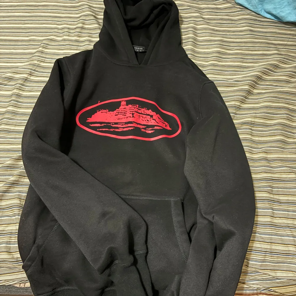 Väldigt skön och bekväm hoddie som håller dig varmt under denna säsongen som är i väldigt bra kvalite. Ser fortfarande helt ny och fräsch ut. Storlek S. Hoodies.