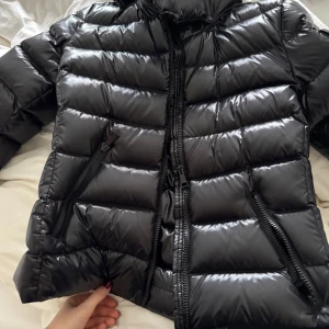 Moncler jacka - Jackan är äkta och det går att scanna på moncler märket  samt att den inte har några synliga defekter/slitningar